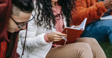 Fille qui regarde son agenda