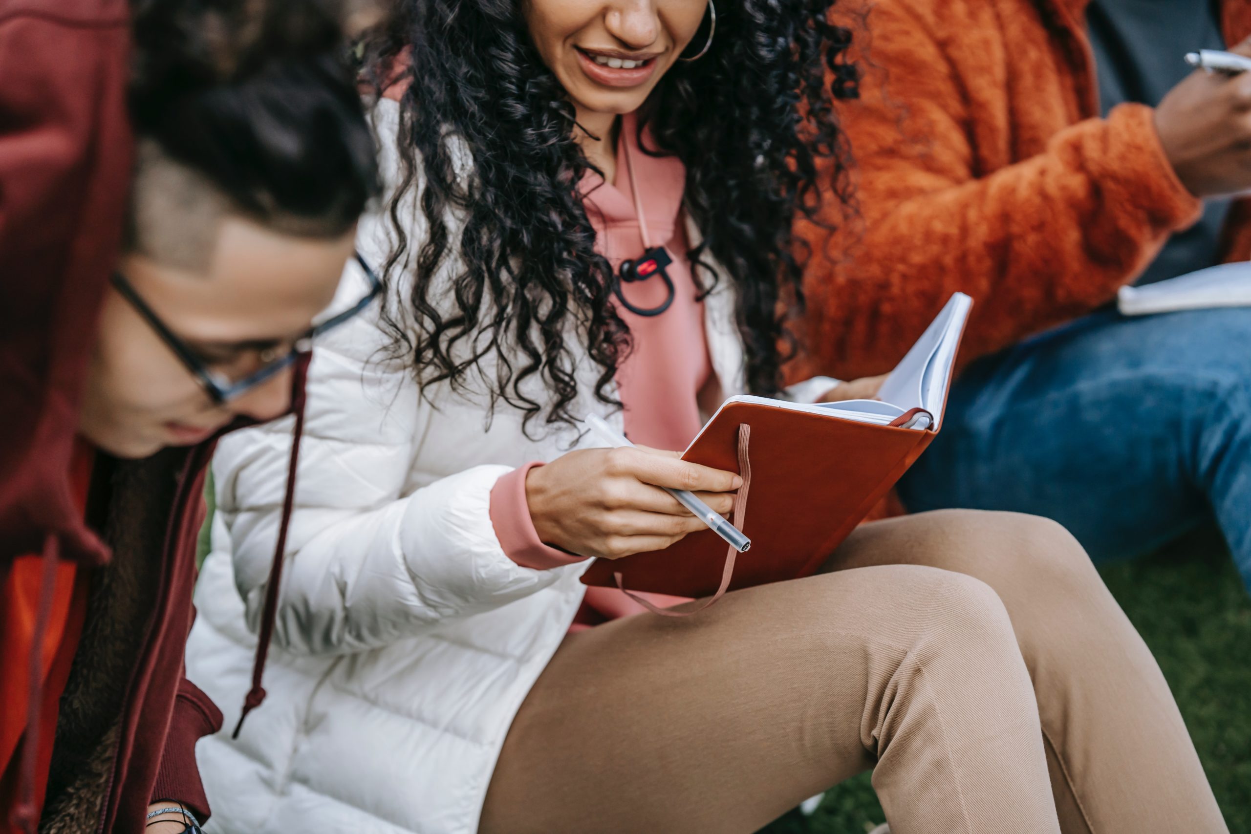 Fille qui regarde son agenda